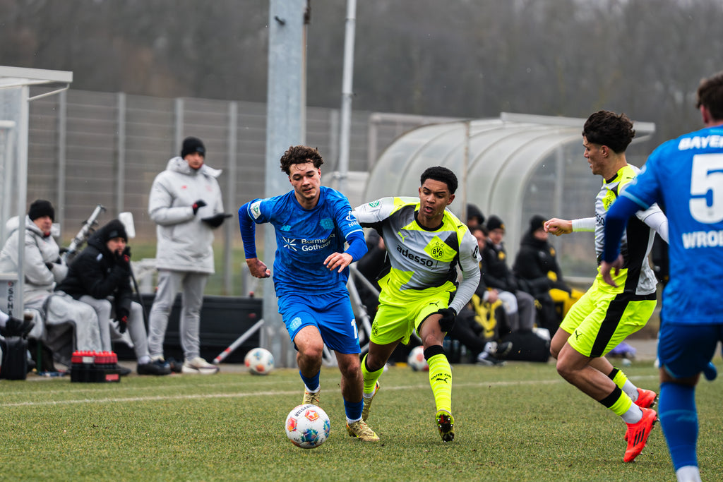 Sportfotograf-erstellt-Highlight-Video-Fussballer-Action